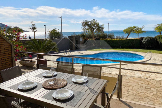 3 habitaciones, primera línea, vista mar, piscina y parking