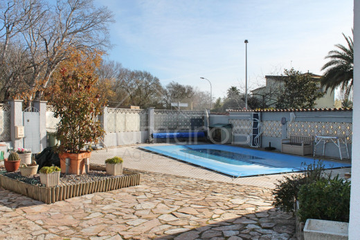 Villa canal con 4 dormitorios, piscina y amarre privado.