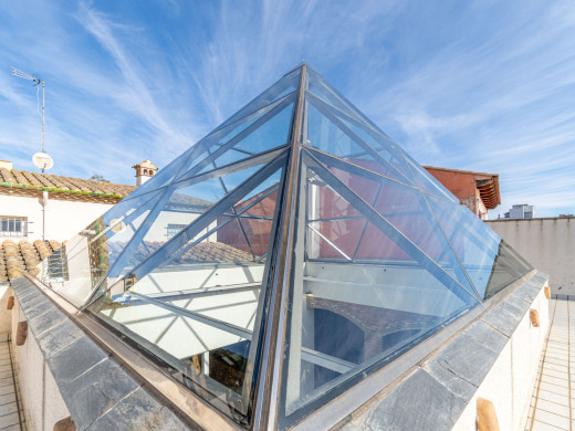 Maison unique avec jardin et garage dans le centre de Figueres