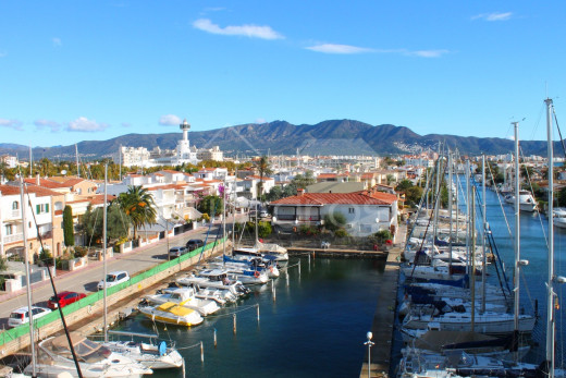 Duplex avec vue sur la mer et le canal