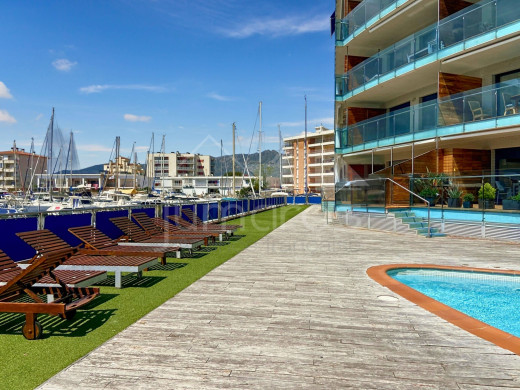 Appartement de standing vue canal avec grande terrasse et parking à Roses