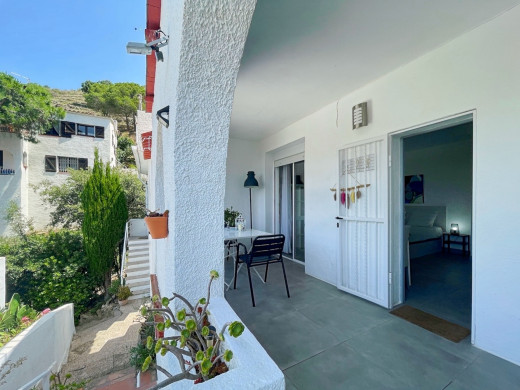 Belles vues mer: Maison avec garage et licence touristique à 300 m de la plage à Canyelles