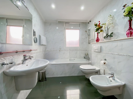 Casa con piscina y grandes garajes en Castellón d'Empúries