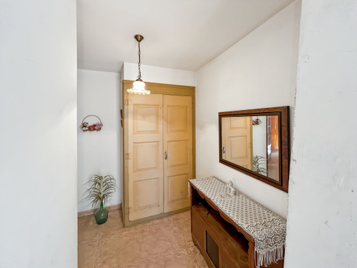 Gran casa de pueblo en Borrassà con mucho potencial
