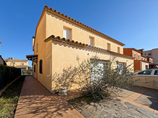 Maison en vente à Empuriabrava avec jardin et garage