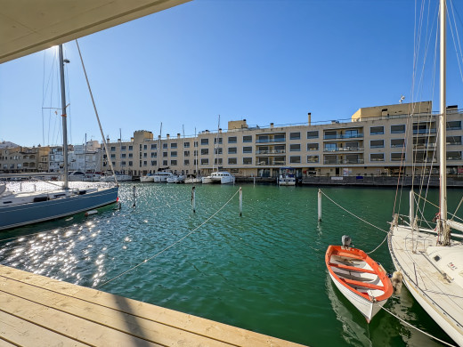 Casa con amarre privado, obra nueva, en Empuriabrava