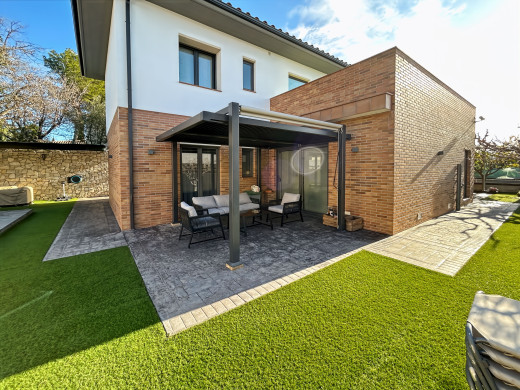 Detached house with pool and garage