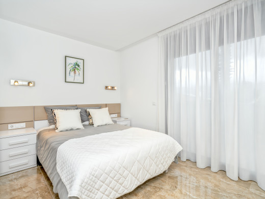 Exceptional villa with a 28 m mooring for sailboats / catamarans
