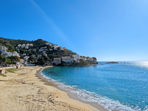 Apartment with sea views, large terrace, parking, and storage room – Canyelles Beach