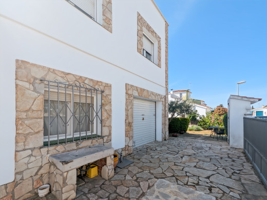 Maison avec 2 garages, grand terrain et sous-sol à La Garriga, Roses