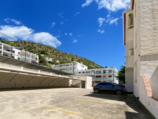 Appartement vue mer à 100m de la plage de Canyelles, parking + cave