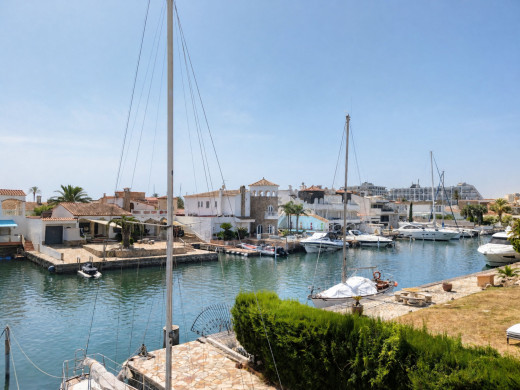 House with a 14-metre mooring before the bridges, in Empuriabrava