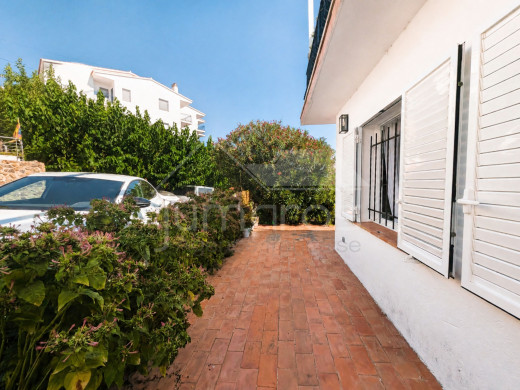 Appartement rénové avec une grande terrasse près de la plage à Llançà