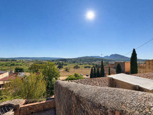 Village house to renovate opposite Bellcaire d’Empordà Castle