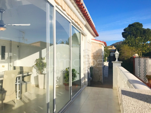 3 chambres, piscine privée, garage fermé et 2 places parking