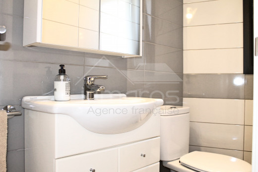 Villa canal con 4 dormitorios, piscina y amarre privado.