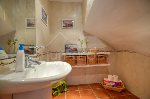 Superbe duplex avec 4 chambres, piscine, terrasse et garage