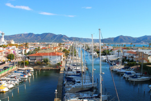 Duplex avec vue sur la mer et le canal