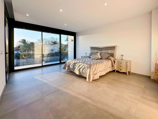 Villa moderne construite en 2020 à Empuriabrava