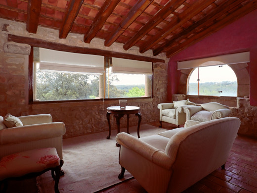 Farmhouse with outbuilding and 5000m2 of land in Catalonia