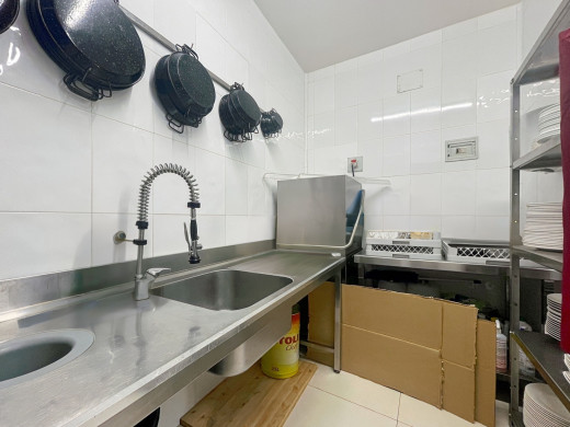 Immeuble avec appartement et restaurant en vente à Roses