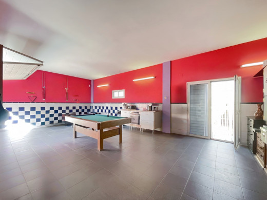 Casa con piscina y grandes garajes en Castellón d'Empúries