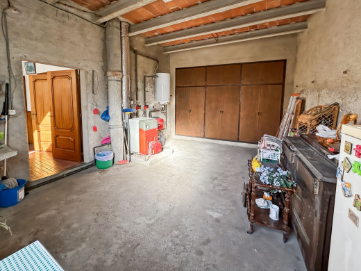 Gran casa de pueblo en Borrassà con mucho potencial