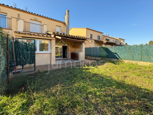 Maison en vente à Empuriabrava avec jardin et garage