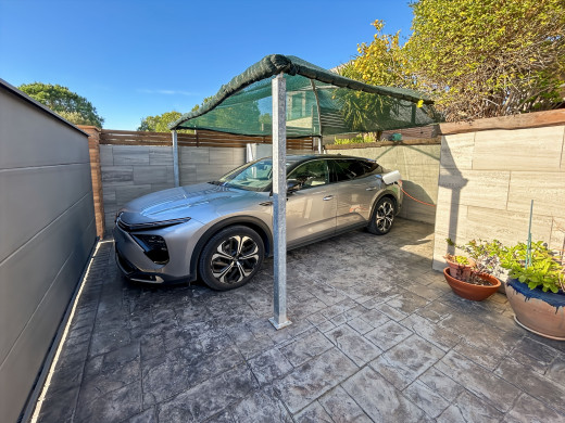 Detached house with pool and garage