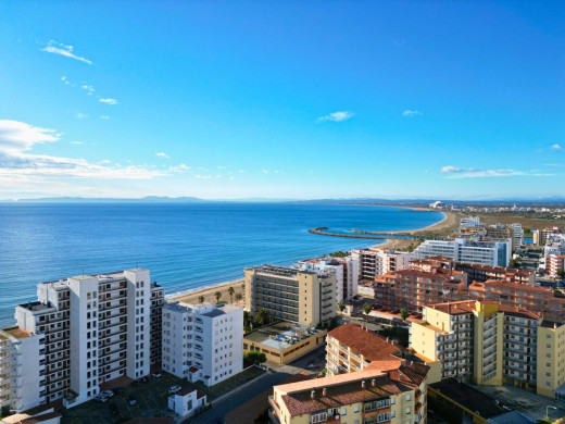 Appartement neuf en duplex à 300m de la plage, à Roses
