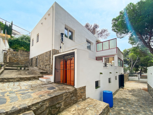 House in Canyelles, 50 metres from the beach and 5 private parking spaces