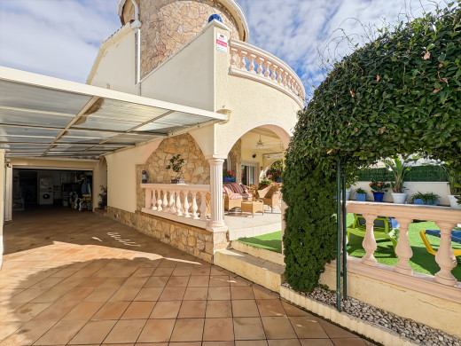 Maison à Empuriabrava avec piscine et garage, près de la plage