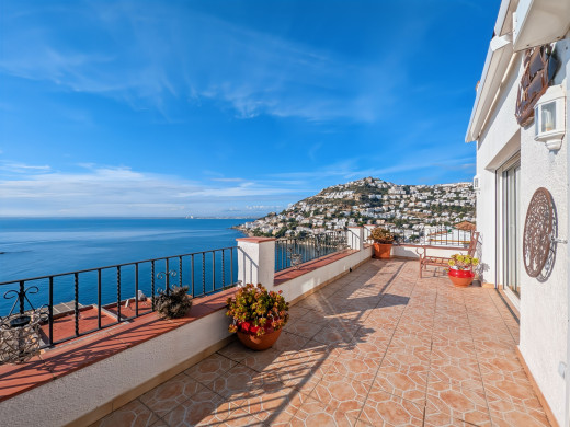 House in Roses-Canyelles, 180° panoramic sea view with swimming pool and private garage