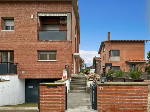 Haus mit 4 Schlafzimmern und Garage in Vic zu verkaufen