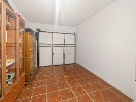 Maison avec 2 garages, grand terrain et sous-sol à La Garriga, Roses