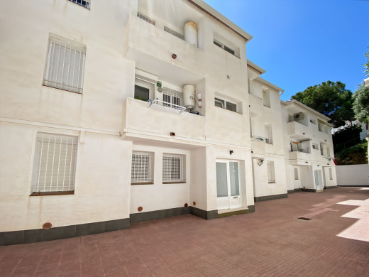 Appartement vue mer à 100m de la plage de Canyelles, parking + cave