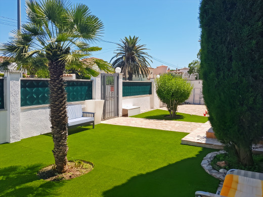 House with a tourist licence, 3 flats and a swimming pool