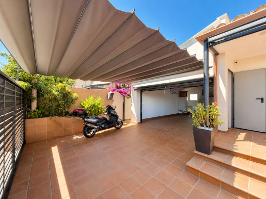 Einstöckiges Haus mit großer Garage und Swimmingpool in Roses