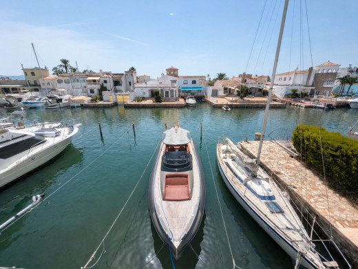 House with a 14-metre mooring before the bridges, in Empuriabrava