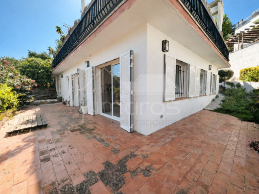 Appartement rénové avec une grande terrasse près de la plage à Llançà