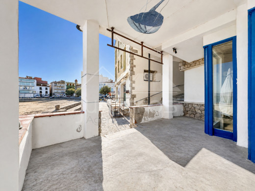 Restaurant en première ligne de mer à L’Escala avec grande terrasse