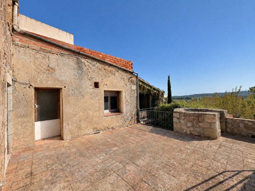 Village house to renovate opposite Bellcaire d’Empordà Castle