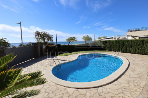 3 habitaciones, primera línea, vista mar, piscina y parking