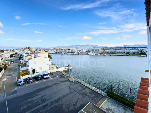Appartement avec de belles vues, grande terrasse et parking à Empuriabrava