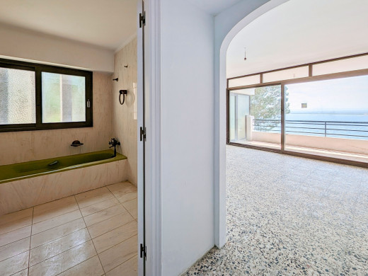 Villa with 180º sea views for sale in Roses, to renovate