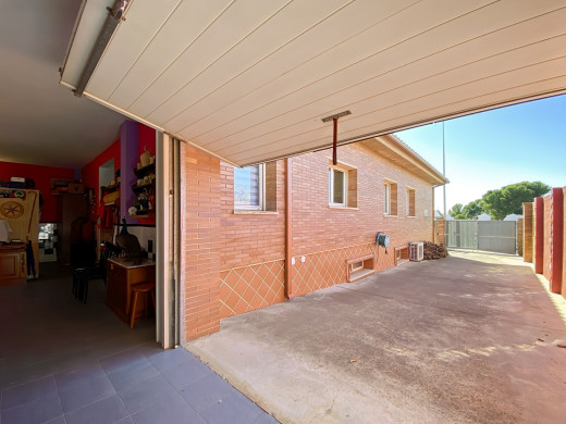 Casa con piscina y grandes garajes en Castellón d'Empúries
