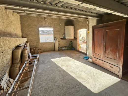 Gran casa de pueblo en Borrassà con mucho potencial