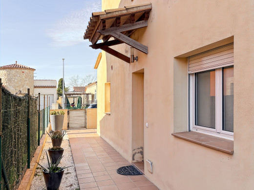 Modern house with garden and garage in Empuriabrava