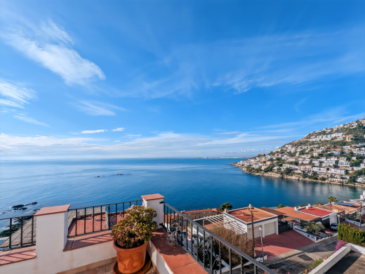 House in Roses-Canyelles, 180° panoramic sea view with swimming pool and private garage