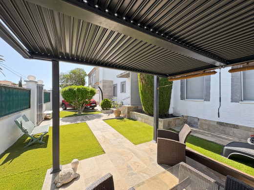 House with a tourist licence, 3 flats and a swimming pool